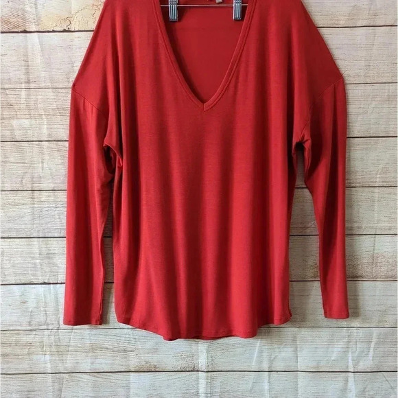 Athleta Size XL Cloudlight V Neck Tee Red Drop Shoulder Curved Hem Stretchy - Picture 4 of 11